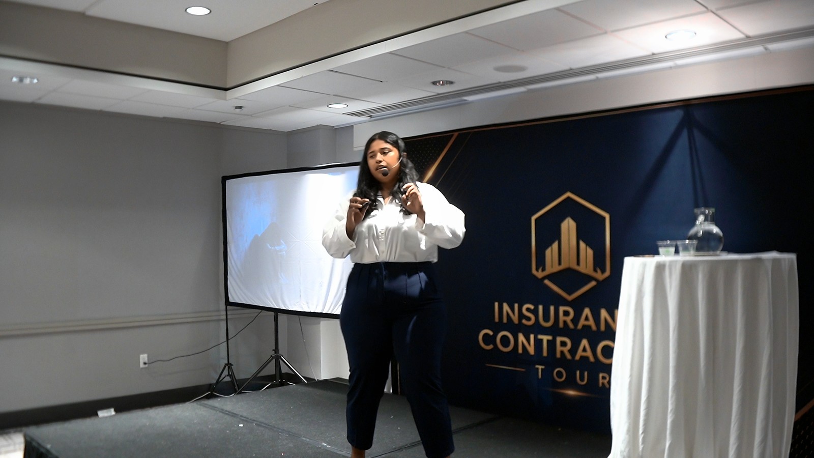 Joselin Terrazas enseñando frente a contratistas en uno de sus eventos